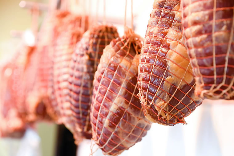 Fleisch vom Schwein und vom Rind – alle Produkte unserer Fleischerei sind aus eigener Herstellung!